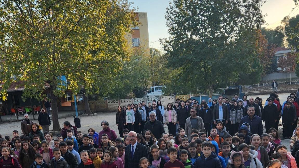 İlçe Milli Eğitim Şube  Müdürümüz Sayın İrfan KAHRAMAN Atatürk İlkokulu ve Ortaokulu'nda istiklal Marşı törenine katıldılar.